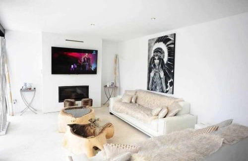 Santa Eulalia del Rio Villa | Balinese Villa near the beach outdoor jacuzzi