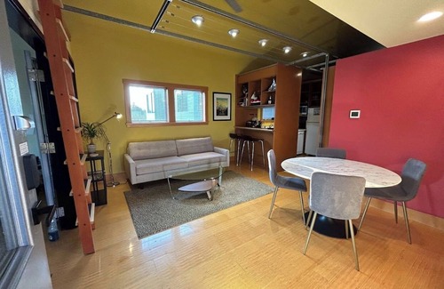 Ballard Apartment | Ballard 2 Bdrm & 2 lofts Apt. with air conditioner, sleeps up to 6 guests