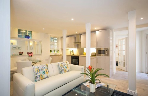 City Centre Dublin Apartment | Ballsbridge 1 Bedroom Apartment With Parking