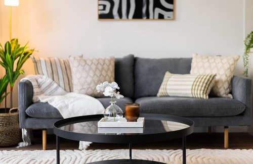 Hawthorne Apartment | Balmoral Apartment - Airy & Light-filled City Edge Comfort Stay