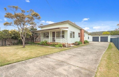 Burrill Lake House | Balmoral is a comfortable and spacious 2 bedroom cottage at Burrill Lake