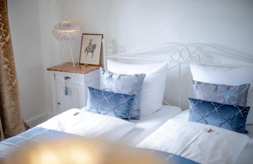Iphofen Apartment | BALTHAZAR IPHOFEN, ohne Frühstück, nähe MARKTPLATZ, KNAUF GIPS KG und ConneKT, Weingut Wirsching, TV mirroring 55" Zoll, Wifi, mit Garten & Terrassen