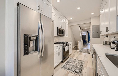 Canton House | BALTIMORE ROWHOUSE CLOSE TO WATER KING BED PARKING