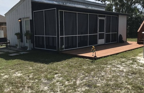 Gulf Breeze Cottage | Bam! A lot of bang for the money! Late summer special 69 dollars nightly!
