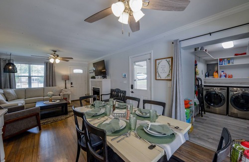 Tuscaloosa House | Bama Cottage-Newly renovated with pool, games, playground and more!