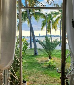 Nettle Bay Apartment | Bamboo on the beach - Spacious beachfront studio
