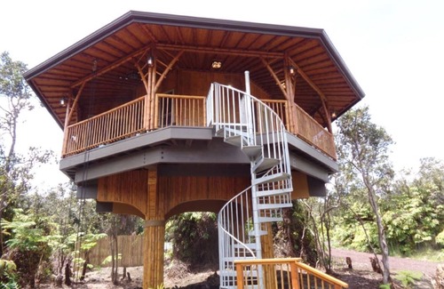 Ohia Estates House | Bamboo Treehouse for 2 Near Volcanoes National Park