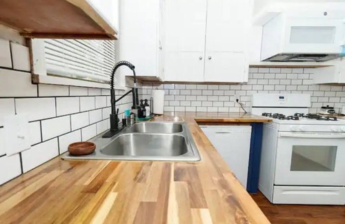 Broadmoor House | Banana Cabana- Entire 3 bedroom and 1 bath!