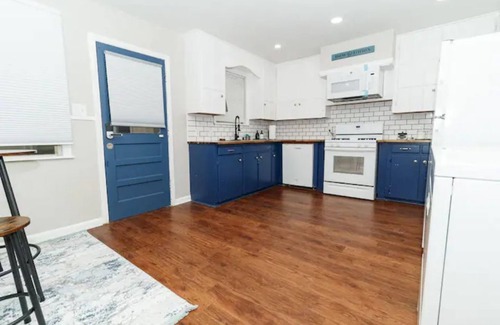 Broadmoor House | Banana Cabana- Entire 3 bedroom and 1 bath!