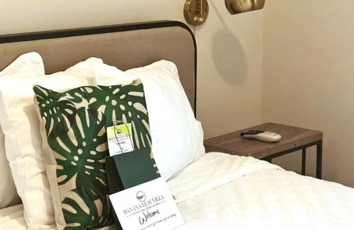 Orlovista House | Banana Leaf Villa-Marley Junior Suite with Living Room