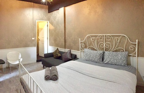 Khlong Tan Nuea House | Bangkok City Entire home 6 Bedrooms up to 16 people, Free Airport Pick up*