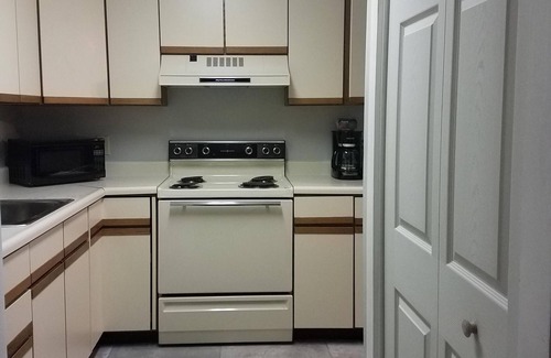 Bangor Apartment | Bangor Extended Stay Private 1 Bedroom Apartment. 5 mins to Bangor Hospitals!