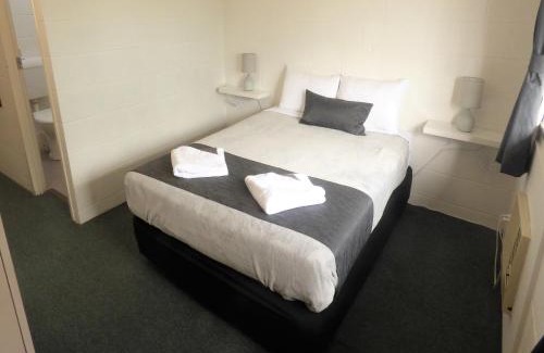 Rosslea Hotel | Banjo Paterson Motor Inn