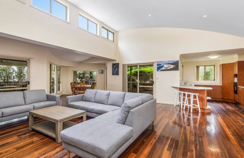 Dunbogan House | Banksia Breeze - surrounded by nature
