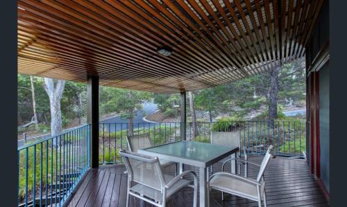 Kingfisher Bay Villa | Banksia Hideaway Kgari