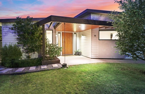 Mansfield House | Banksia House - 5 Bedroom 2 bathroom home with pool and large yard.