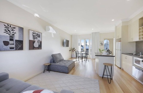 Warrnambool Apartment | Banyan Retreat - one king bedroom apartment in CBD