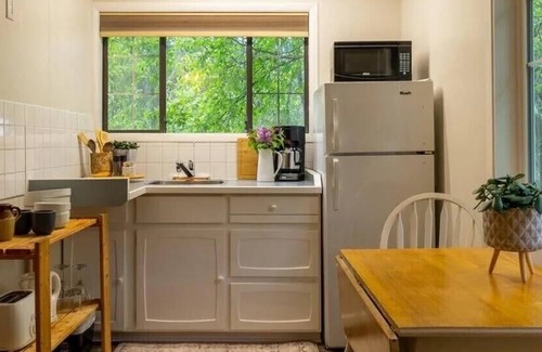Christina Lake Apartment | Barefoot Villas Room 5 Eagle