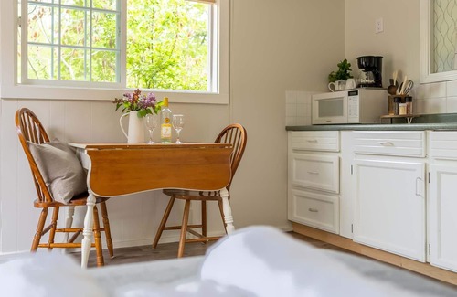 Christina Lake Apartment | Barefoot Villas Room 5 Eagle