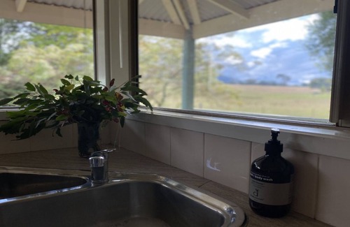 Mansfield Cottage | Baringa Cottage - Quant little farm stay cottage sitting amongst the surrounding mountain views.