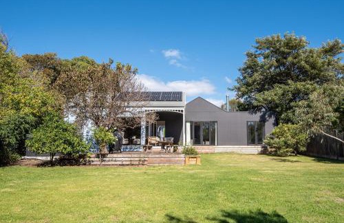 Flinders House | Barker Cottage with Spa in Flinders