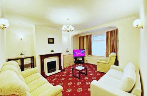 Longbridge House | Barking London House sleeps 12 - parking - train tube - airport