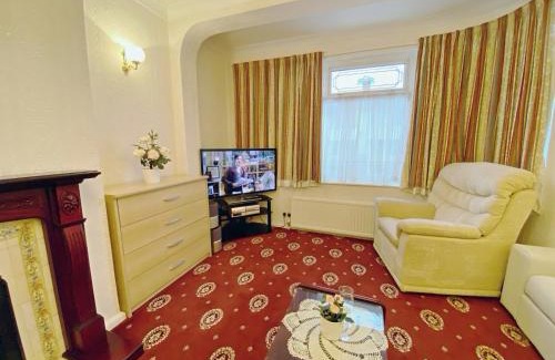Longbridge House | Barking London House sleeps 12 - parking - train tube - airport