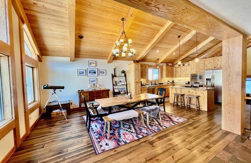 Government Camp Cabin | Barlow Pines Lodge - spacious cabin next to Ski Bowl with a Mt. Hood view