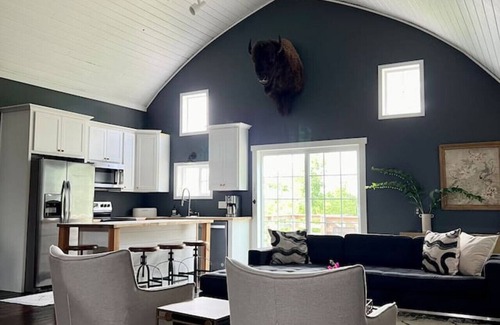 Three Oaks House | Barn of Three Oaks near Lake Michigan Journeyman
