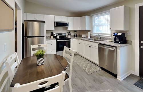 Metropolitan House | Barnard Row House | Pet-Friendly, Renovated Duplex + Walk to Forsyth Park!