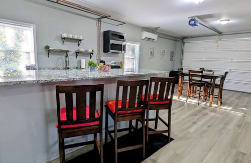 Andrews Cabin | Barndomenium 60 acre retreat *New Listing*