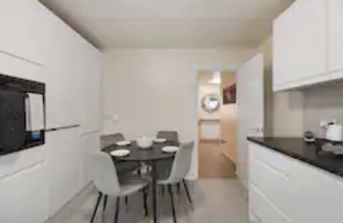 Oakleigh Apartment | Barnet Oasis near Sky Studios