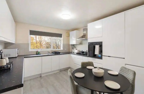 Oakleigh Apartment | Barnet Oasis near Sky Studios