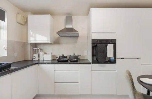 Oakleigh Apartment | Barnet Oasis near Sky Studios