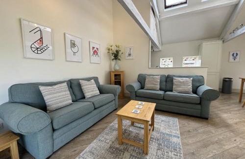 Dittisham House | Barnfield - Beautiful Barn, River views, Close to Quay