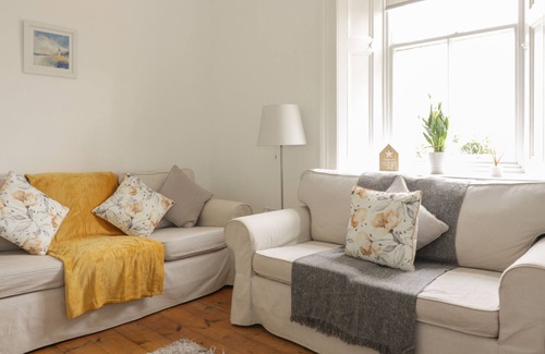 Dunbar Cottage | BARNS NESS LIGHTHOUSE COTTAGE, pet friendly, with a garden in Dunbar