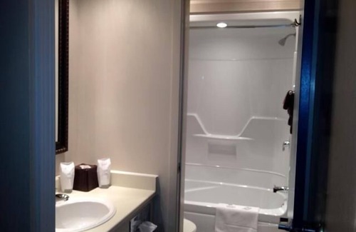 Carleton Place Hotel | Barons Motor Inn