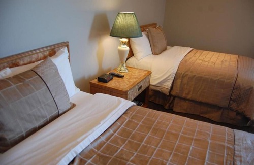 Carleton Place Hotel | Barons Motor Inn