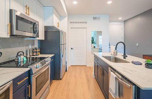 Desert View Village Apartment | Barrett Jackson-Dine-Golf-Swim-King Bed-Parking S439
