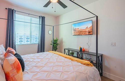 Desert View Village Apartment | Barrett Jackson-Dine-Golf-Swim-King Bed-Parking S439