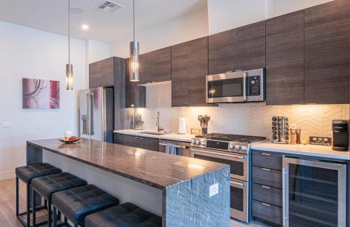 North Scottsdale Apartment | Barrett Jackson-Private Patio-King Bed-Games -Roku Tv 4003