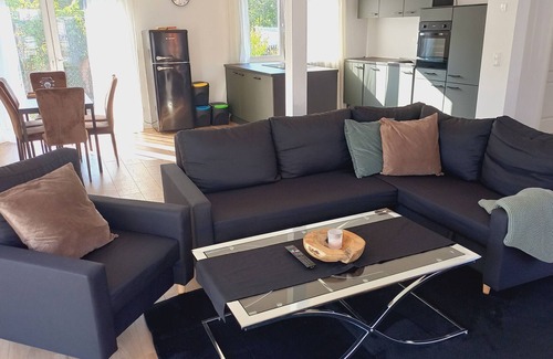 Adelheidsdorf House | Barrier-free house with terrace and free parking space