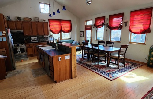 Basalt House | Basalt Treetop Haven, magnificent views, peace and quiet abound
