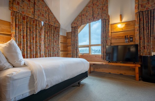 Golden Cabin | Basecamp Lodge Golden