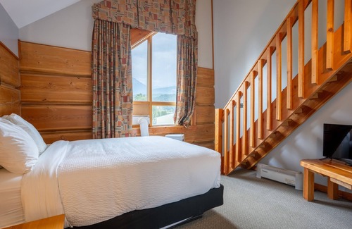 Golden Cabin | Basecamp Lodge Golden