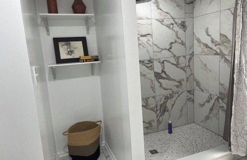 Snellville Apartment | BASEMENT APARTMENT IN UPSCALE NEIGHBORHOOD. Perfect for traveling professional.