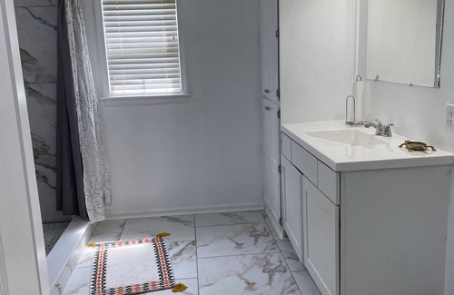 Snellville Apartment | BASEMENT APARTMENT IN UPSCALE NEIGHBORHOOD. Perfect for traveling professional.