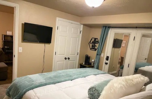 Riverdale House | Basement Cozy 1B w Family Room - Private entrance