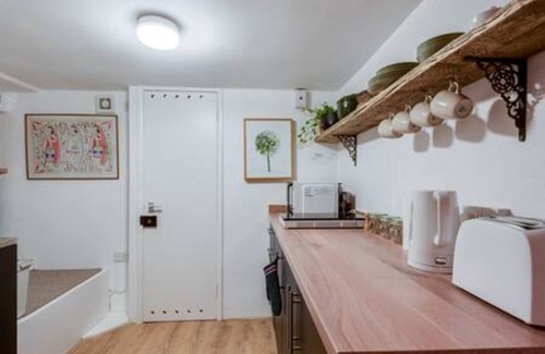 Summertown Apartment | Basement Studio in Summertown with kitchenette