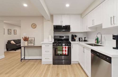 Clarkson-Lorne Park House | Basement unit - Fully Renovated Beautiful stay
